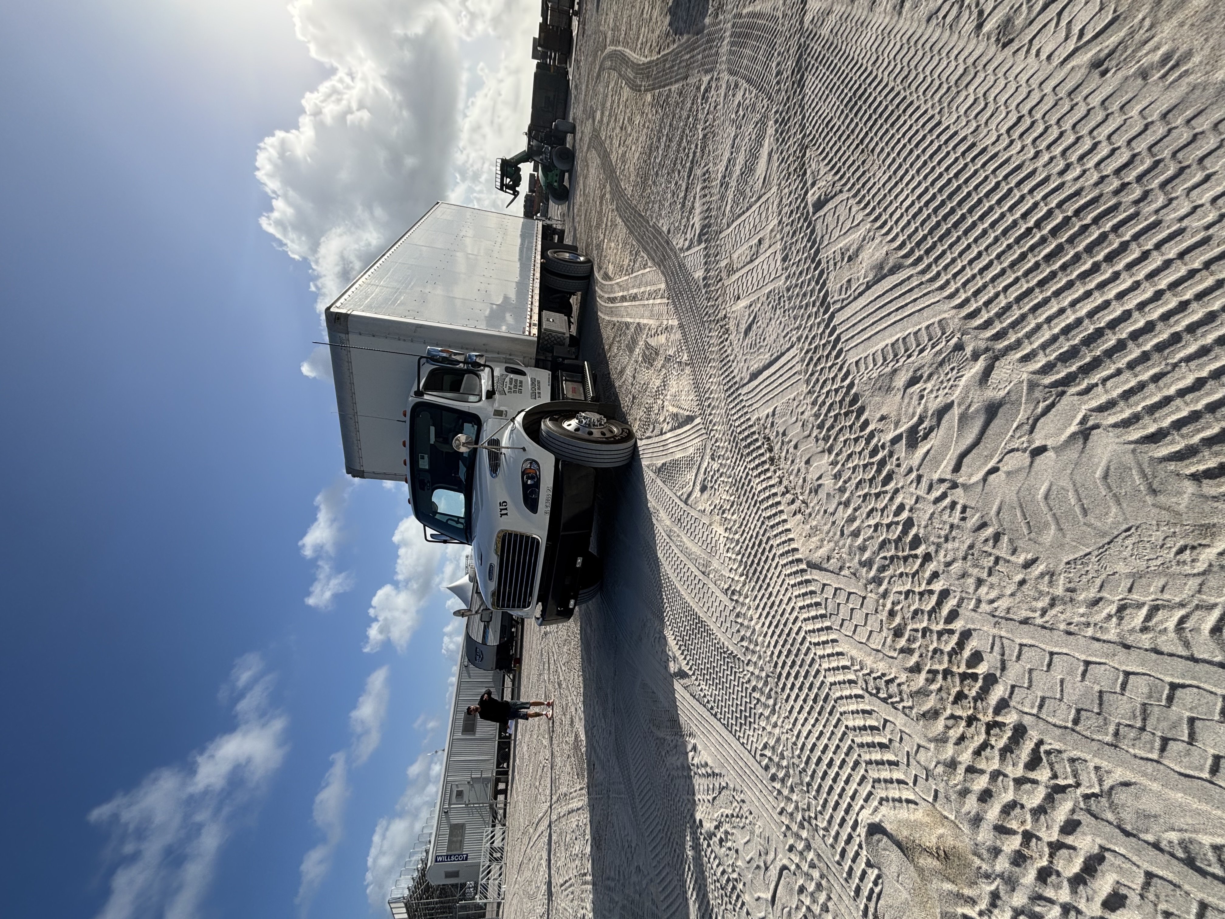 Box truck de Mascaro Transportation trabajando en el sur de Florida